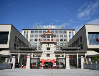 通用舞臺吊桿高標(biāo)準(zhǔn)承接廣州市培英中學(xué)報(bào)告廳項(xiàng)目，大屏幕顯示系統(tǒng)、音頻擴(kuò)聲系統(tǒng)、燈光系統(tǒng)、舞臺吊桿及機(jī)械等多系統(tǒng)相互協(xié)作