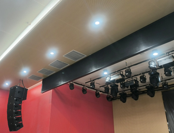 高顏值+實力派！通用舞臺幕布成功打造某中學智慧化多功能報告廳項目