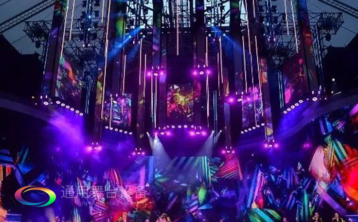 視覺屏幕為主、條狀LED屏幕、燈光設(shè)備及舞臺幕布詮釋當下舞臺設(shè)計潮流