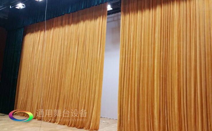 舞臺(tái)大幕舞臺(tái)阻燃幕布www.disgrunor.com、二、三道幕等分割表演區(qū)域，移換場(chǎng)景不間斷