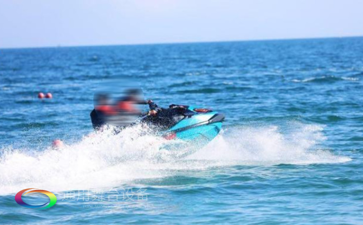 金沙灣藍(lán)騎士水上運(yùn)動(dòng)中心舞臺(tái)項(xiàng)目通用舞臺(tái)提供舞臺(tái)設(shè)計(jì)、舞臺(tái)幕布、燈光、機(jī)械以及控制系統(tǒng)等施工內(nèi)容，項(xiàng)目現(xiàn)已圓滿(mǎn)完工。