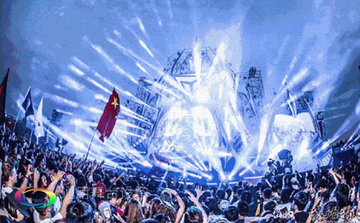 金沙灣藍(lán)騎士水上運(yùn)動(dòng)中心舞臺(tái)項(xiàng)目通用舞臺(tái)提供舞臺(tái)設(shè)計(jì)、舞臺(tái)幕布、燈光、機(jī)械以及控制系統(tǒng)等施工內(nèi)容，項(xiàng)目現(xiàn)已圓滿(mǎn)完工。