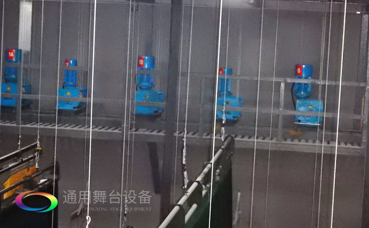 十余年銳意攀登，奮發(fā)圖強！舞臺幕布、機械等一站式選購供應商，舞臺機械、音響、燈光工程設計施工承包壹級資質(zhì)——通用舞臺