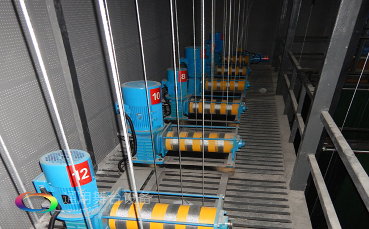 十余年銳意攀登，奮發(fā)圖強！舞臺幕布、機械等一站式選購供應商，舞臺機械、音響、燈光工程設計施工承包壹級資質(zhì)——通用舞臺