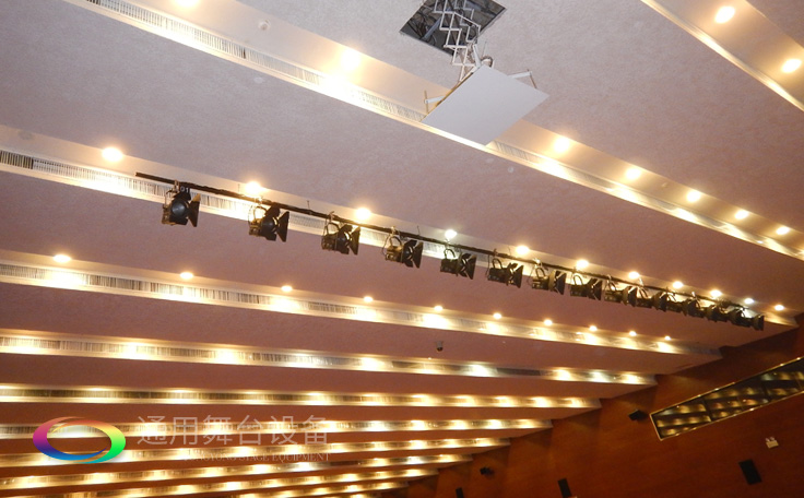 十余年銳意攀登，奮發(fā)圖強！舞臺幕布、機械等一站式選購供應商，舞臺機械、音響、燈光工程設計施工承包壹級資質(zhì)——通用舞臺