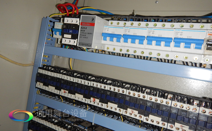 十余年銳意攀登，奮發(fā)圖強！舞臺幕布、機械等一站式選購供應商，舞臺機械、音響、燈光工程設計施工承包壹級資質(zhì)——通用舞臺