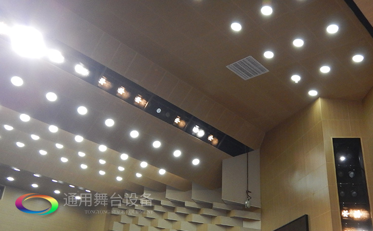 科學(xué)計(jì)劃工期、合理交叉施工，保質(zhì)保量順利完成工程的交付！通用舞臺(tái)阻燃幕布承接羊城廣州培英中學(xué)報(bào)告廳項(xiàng)目！