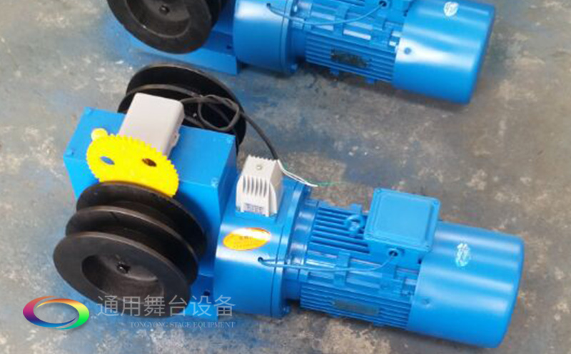 通用舞臺(tái)吊桿高標(biāo)準(zhǔn)承接廣州市培英中學(xué)報(bào)告廳項(xiàng)目，大屏幕顯示系統(tǒng)、音頻擴(kuò)聲系統(tǒng)、燈光系統(tǒng)、舞臺(tái)吊桿及機(jī)械等多系統(tǒng)相互協(xié)作