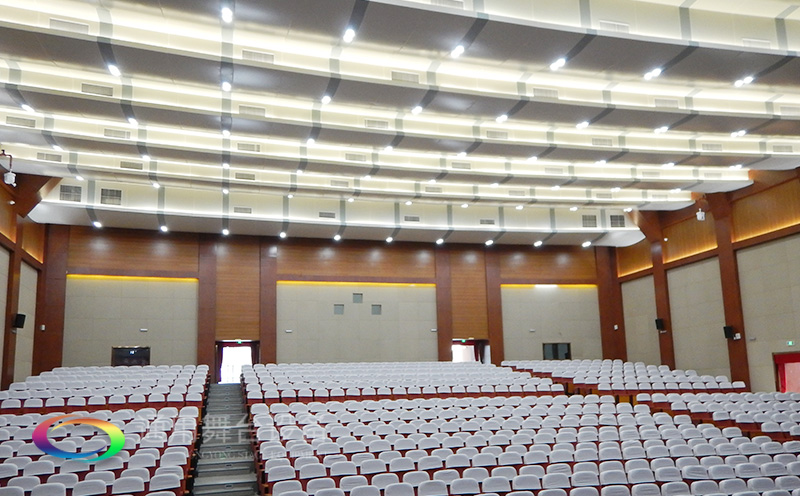 通用舞臺(tái)吊桿高標(biāo)準(zhǔn)承接廣州市培英中學(xué)報(bào)告廳項(xiàng)目，大屏幕顯示系統(tǒng)、音頻擴(kuò)聲系統(tǒng)、燈光系統(tǒng)、舞臺(tái)吊桿及機(jī)械等多系統(tǒng)相互協(xié)作