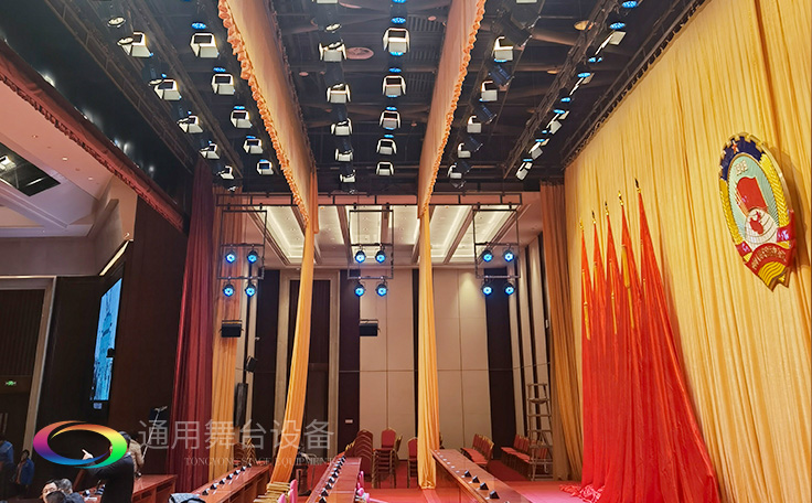 堅持一絲不茍，嚴控質量！定制禮堂阻燃幕布、十面會旗會議幕等！只為呈現(xiàn)更好的舞臺幕布效果！