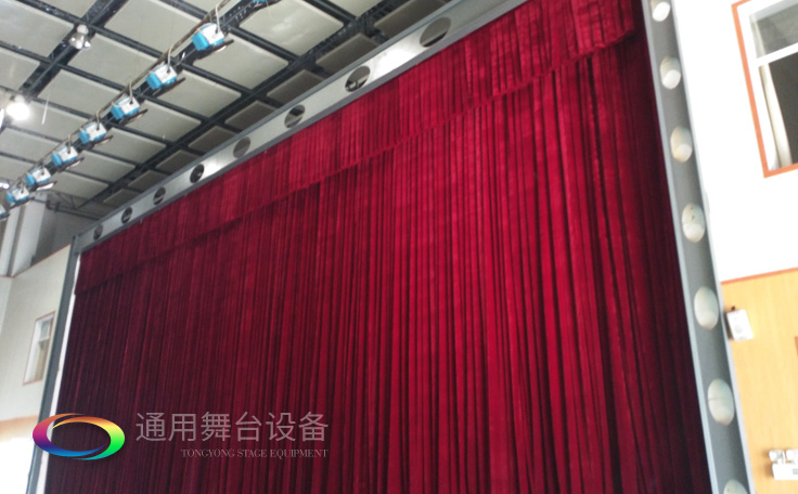 校園品質(zhì)提升工程！某工程學(xué)院舞臺對開阻燃幕布項目完工