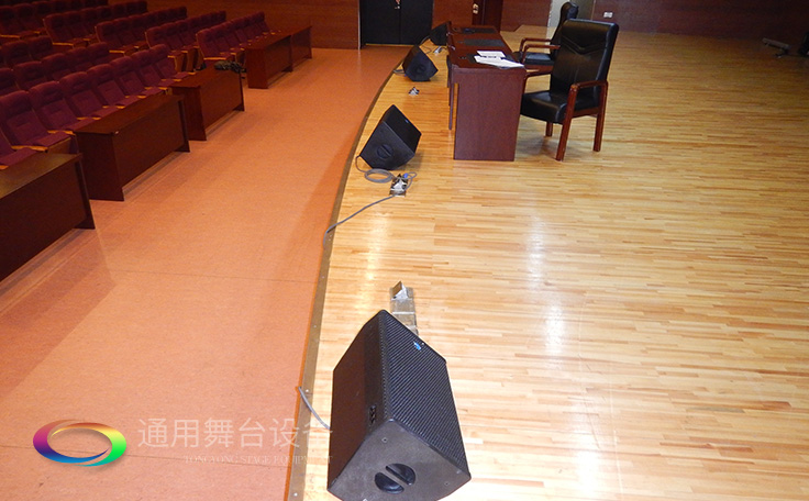 通用舞臺(tái)專業(yè)性、全方位優(yōu)勢！業(yè)務(wù)涉及舞臺(tái)機(jī)械、阻燃幕布、專業(yè)燈光系統(tǒng)、專業(yè)音響系統(tǒng)