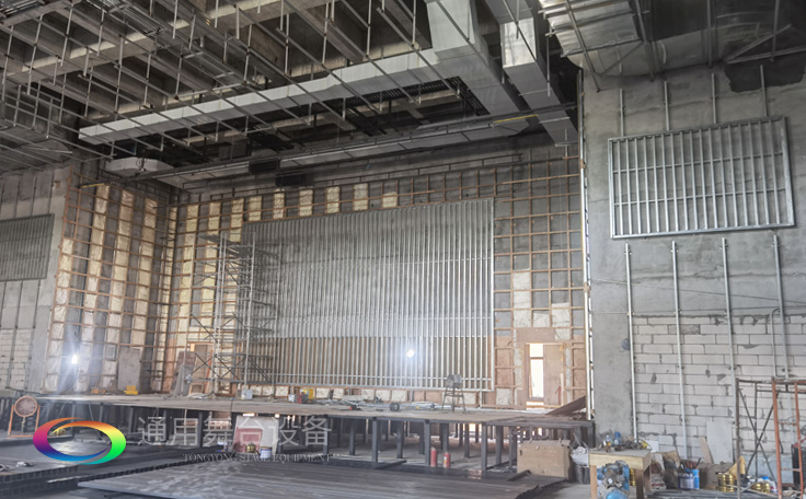 通用舞臺廣西桂醫(yī)報告廳阻燃幕布項目竣工并投入使用，為學校教學科研、人才培養(yǎng)提供更好的服務!