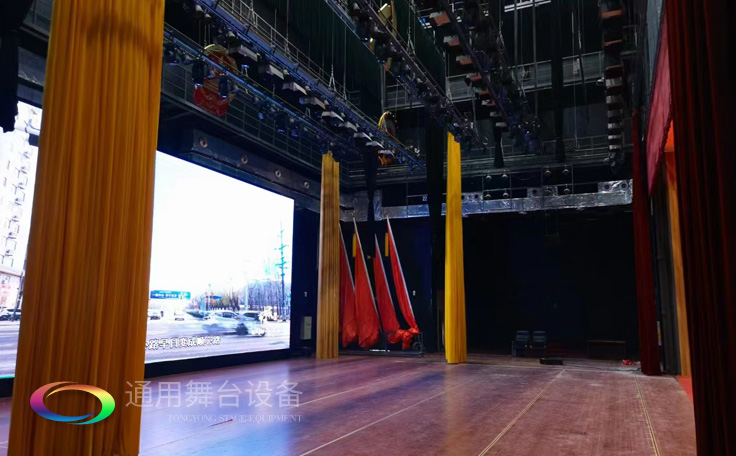 通用舞臺廣西桂醫(yī)報告廳阻燃幕布項目竣工并投入使用，為學校教學科研、人才培養(yǎng)提供更好的服務!