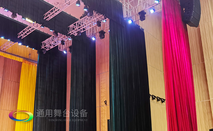 遷換場(chǎng)景、揭示活動(dòng)主體、渲染演出氣氛、提升演出效果——舞臺(tái)阻燃幕布