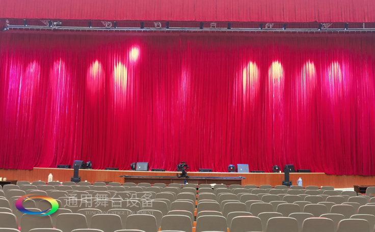 舞臺大幕機械——舞臺上使用頻繁的機械之一，在鏡框式臺口的舞臺上用來分隔演員與觀眾，演出中換場