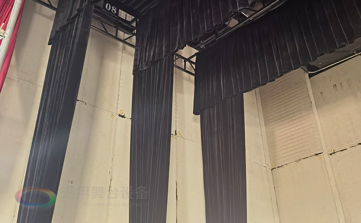 通用舞臺教您如何選購高性價比阻燃幕布產(chǎn)品！