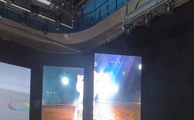 通用舞臺阻燃幕布為曲靖電視臺演播廳提供從系統(tǒng)設(shè)計、設(shè)備成套、安裝施工、系統(tǒng)調(diào)試及技術(shù)支持一體化服務(wù)