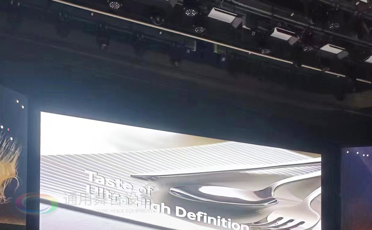 通用舞臺阻燃幕布為曲靖電視臺演播廳提供從系統(tǒng)設(shè)計、設(shè)備成套、安裝施工、系統(tǒng)調(diào)試及技術(shù)支持一體化服務(wù)