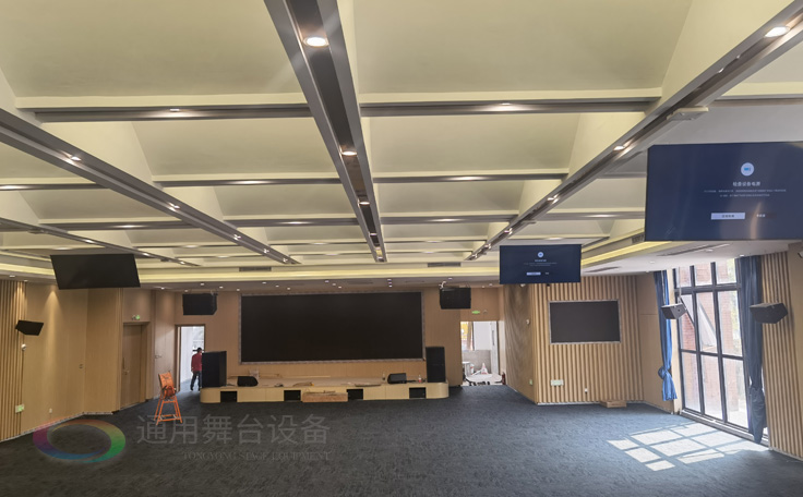 科技賦能，匠心筑造 通用舞臺(tái)承建南京某學(xué)院報(bào)告廳即將圓滿交付，打造現(xiàn)代化多功能學(xué)術(shù)殿堂