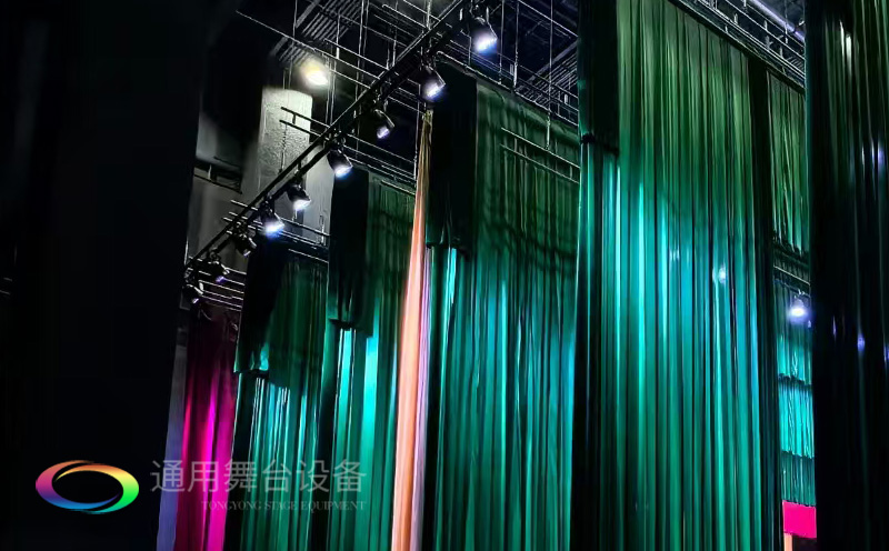 打造區(qū)域性融媒體綜合服務(wù)的新標(biāo)桿！曲靖融媒體中心全新舞臺(tái)幕布系統(tǒng)投入使用