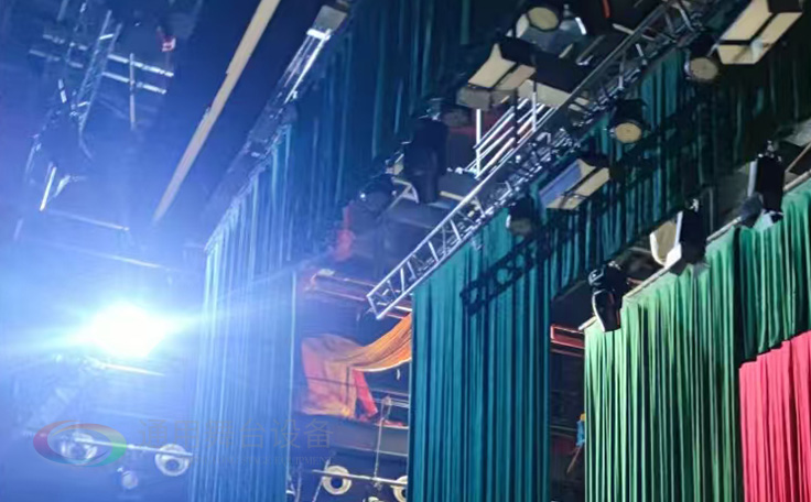 戴南文化藝術(shù)中心舞臺(tái)機(jī)械 舞臺(tái)吊桿 舞臺(tái)阻燃幕布項(xiàng)目 助力本地文化演出升級，為觀眾帶來更優(yōu)質(zhì)的視聽體驗(yàn)！