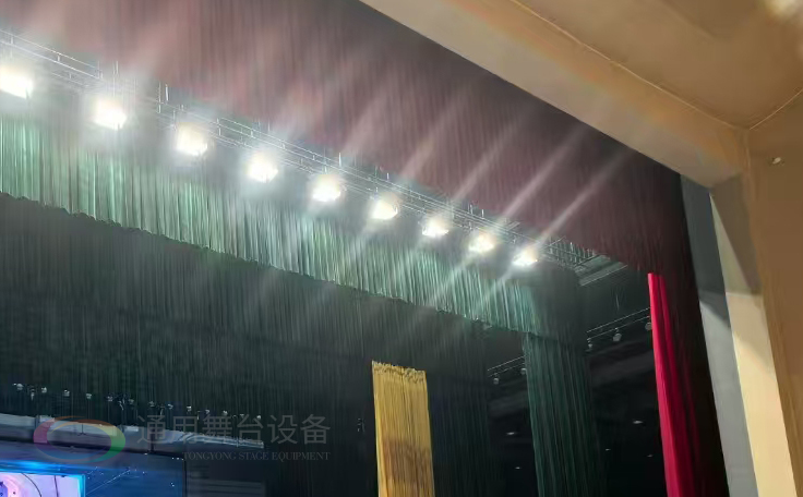 通用舞臺設(shè)備興化將軍路小學(xué)報告廳舞臺吊桿、舞臺阻燃幕布項目