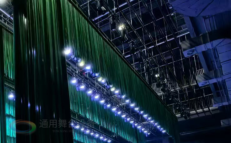 通用舞臺設(shè)備興化將軍路小學(xué)報告廳舞臺吊桿、舞臺阻燃幕布項目