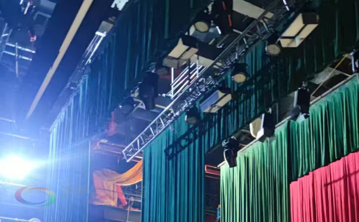 通用舞臺設(shè)備興化將軍路小學(xué)報告廳舞臺吊桿、舞臺阻燃幕布項目