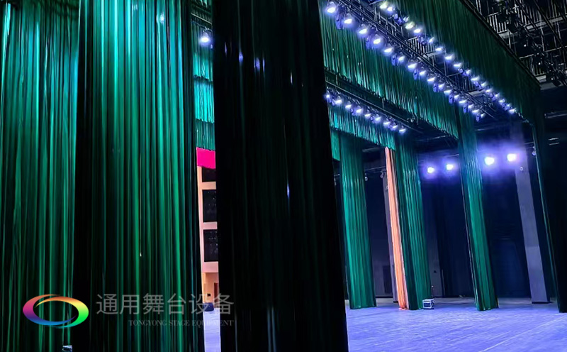 助力教育領(lǐng)域舞臺(tái)建設(shè)，推動(dòng)校園文化發(fā)展！星海中學(xué)報(bào)告廳舞臺(tái)阻燃幕布建設(shè)項(xiàng)目