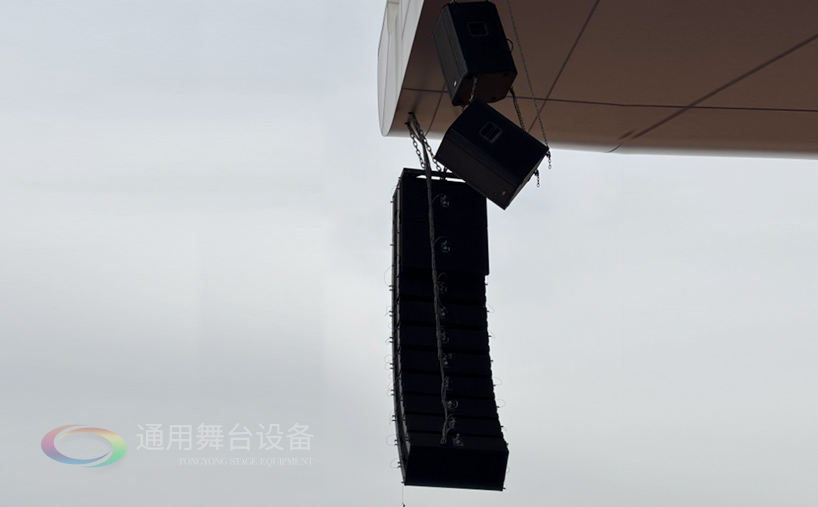 通用舞臺機(jī)械完成某高校體育場線陣列音箱、燈光等設(shè)備架設(shè) 提升大型活動視聽體驗(yàn)