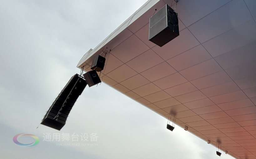 通用舞臺機(jī)械完成某高校體育場線陣列音箱、燈光等設(shè)備架設(shè) 提升大型活動視聽體驗(yàn)