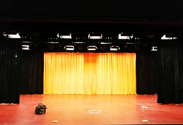 舞臺(tái)二、三道幕布